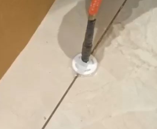 西乡塘瓷砖空鼓维修公司专业解答瓷砖在铺贴过程中，如果没有涂抹均匀到位的粘结材料（如水泥砂浆或瓷砖胶），可能会导致以下问题