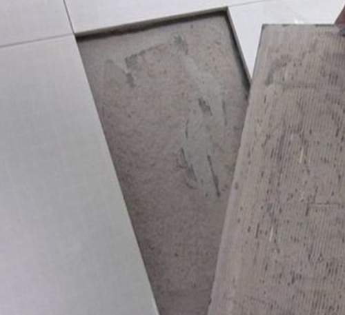 西乡塘瓷砖空鼓维修公司分享瓷砖铺贴时如果打浆（即涂抹在瓷砖背面和基层上的砂浆或瓷砖胶）过少，会带来以下问题